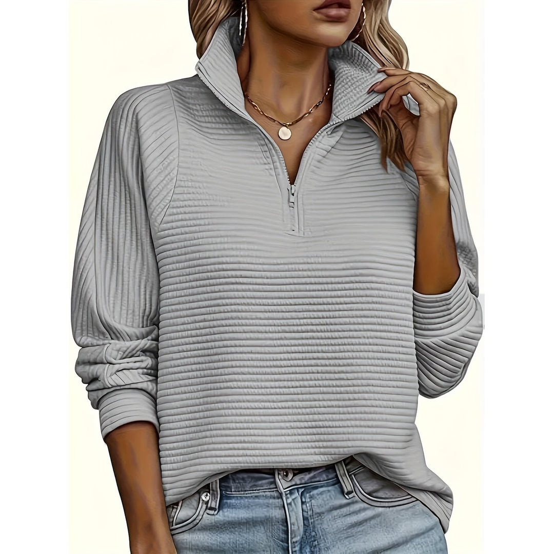 Pullover donna casual chic, collo alto mezzo zip. Tessuto testurizzato, comfort e moda.