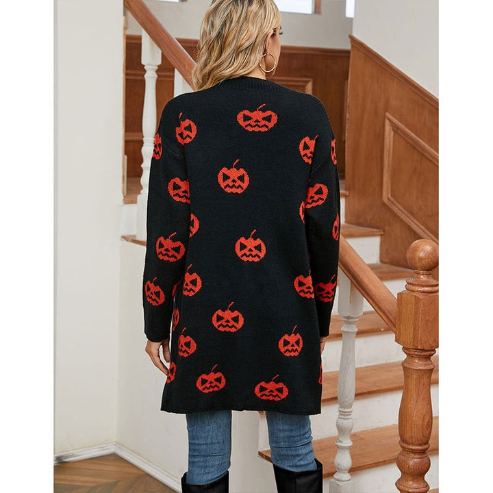 Cardigan lungo donna con vivace stampa zucca di Halloween, aperto sul davanti. Perfetto per la moda autunnale.
