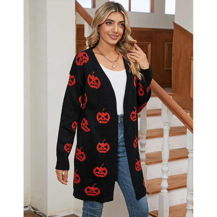 Festivo cardigan lungo donna autunnale, con stampa zucca Halloween. Abbigliamento casual aperto e alla moda.