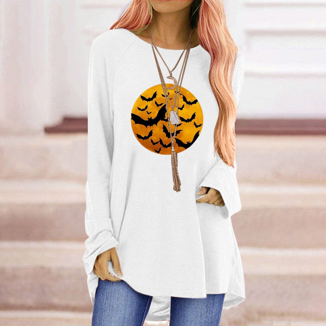 Maglietta oversize donna Halloween casual, girocollo con stampa luna e pipistrelli. Stile autunnale.