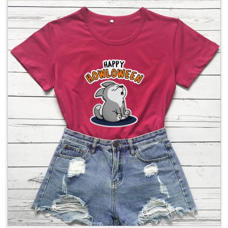 T-shirt donna per Halloween con grafica di lupo ululante e mood 'Spooky'. Abbigliamento festivo autunnale.