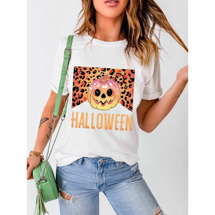 Dettaglio grafica zucca e fantasma su maglietta donna Halloween. Perfetta per un look festivo e comodo.