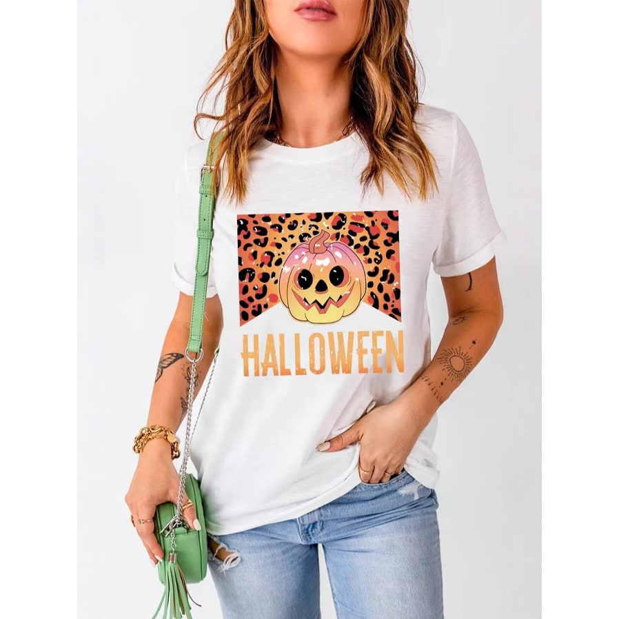 Modella indossa maglietta donna Halloween rilassata con grafica zucca e fantasma. Ideale per abbigliamento casual.