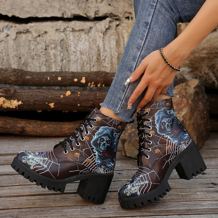 Stivali platform donna con tacco e ragnatela, perfetti per moda alternativa e feste di Halloween.