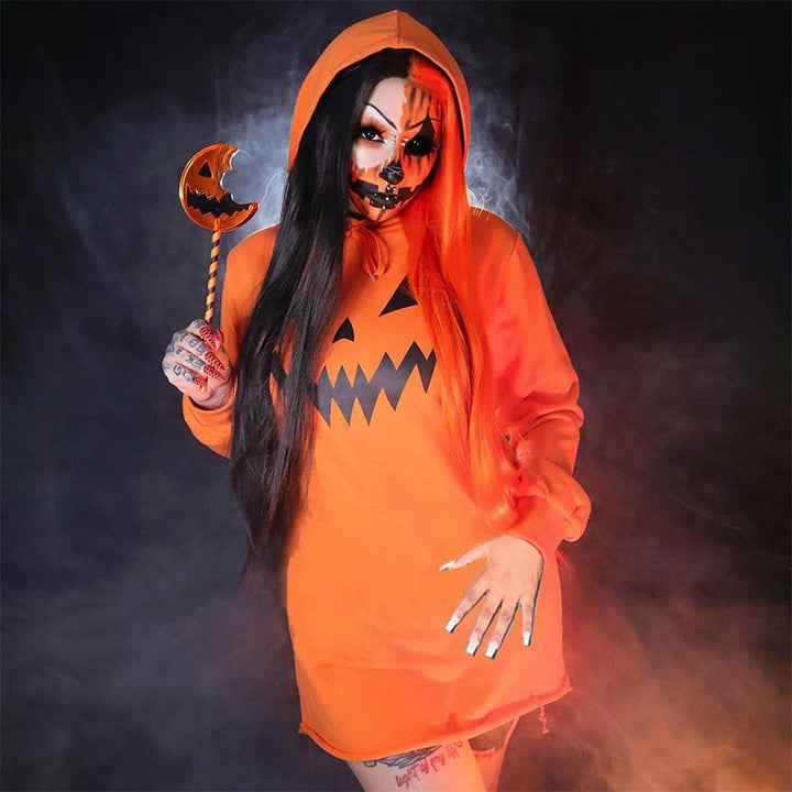 Abito felpa Halloween donna nero con zucche arancioni. Manica lunga, oversize e cappuccio per party autunnale.