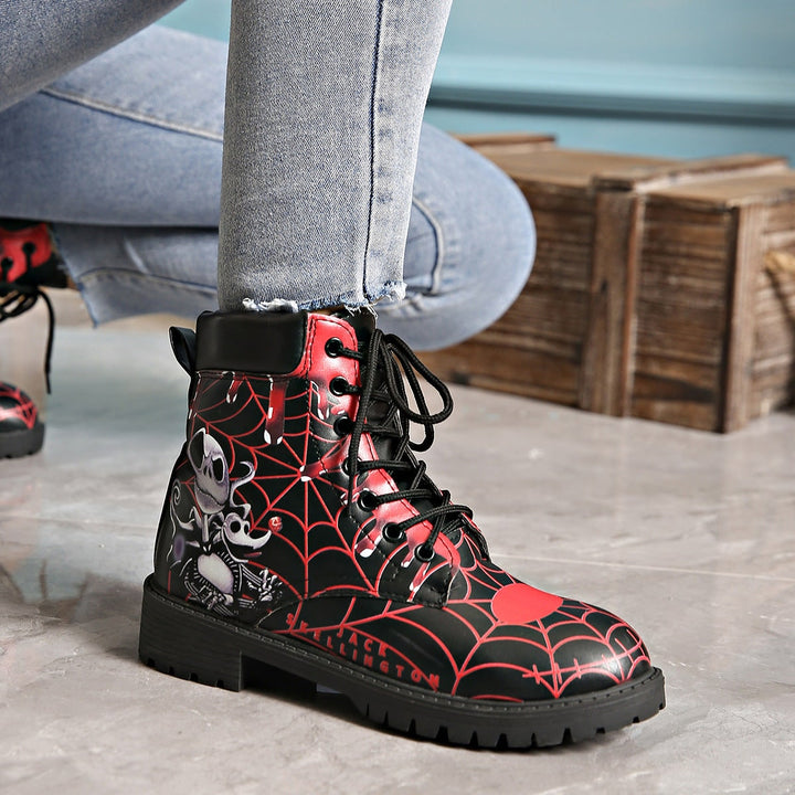 Stivali donna neri stringati stile Halloween, con design teschio e ragnatela, ideali per feste e moda gotica.