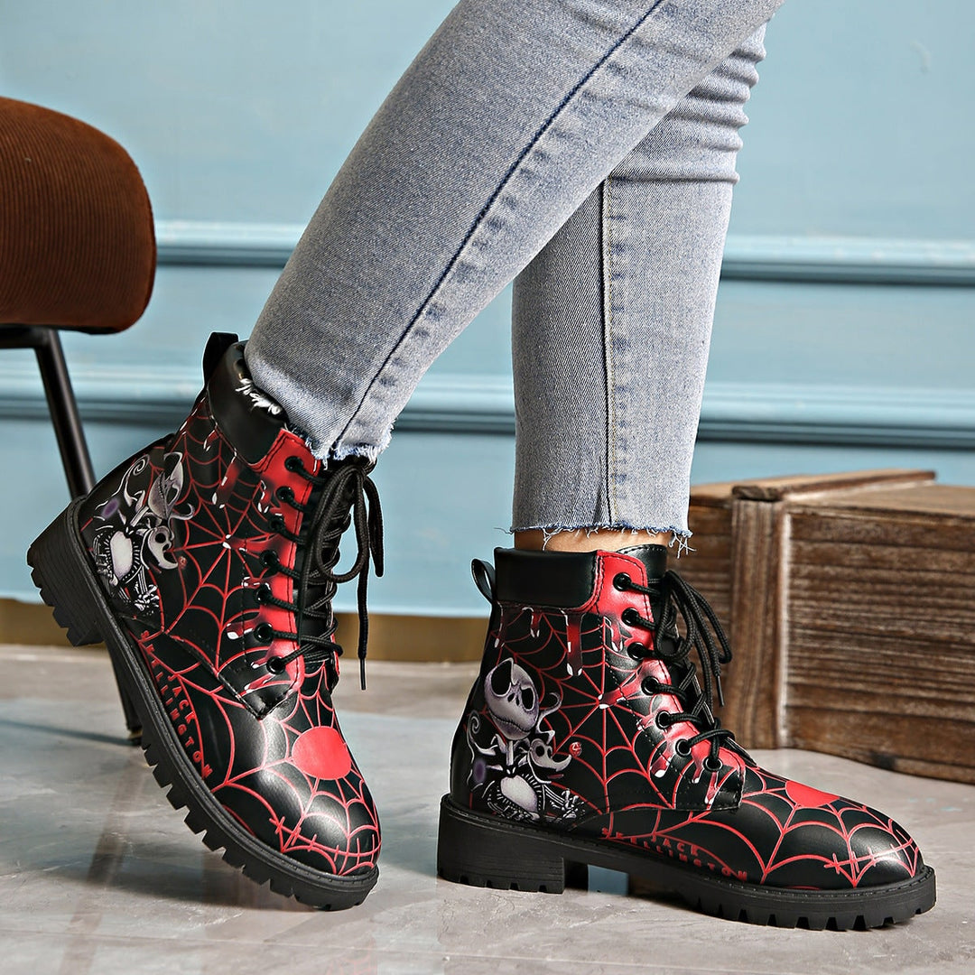 Stivali da combattimento neri autunnali con stampa ragnatela e teschio, perfetti per un look gotico da donna.