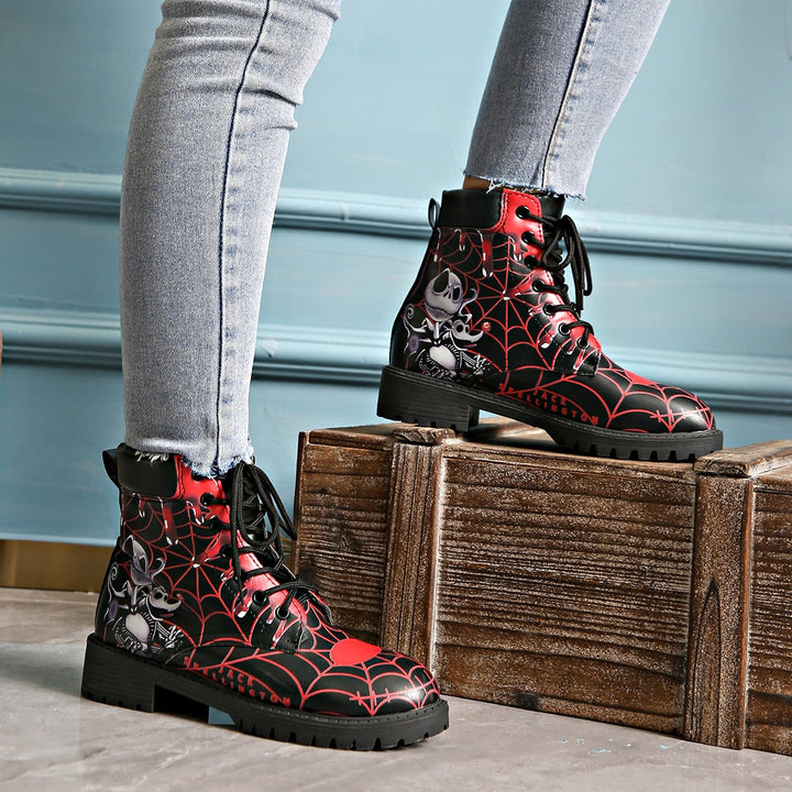 Scarpe stringate donna stile gotico, stivali neri con dettagli teschio e ragnatela per Halloween, moda alternativa.
