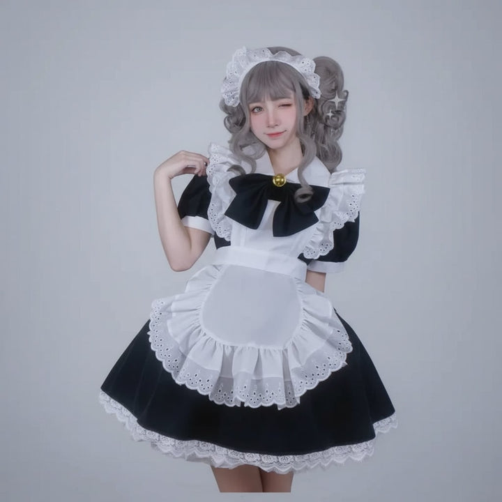 Costume di Halloween da cameriera donna, un travestimento elegante con grembiule e pizzo decorativo.