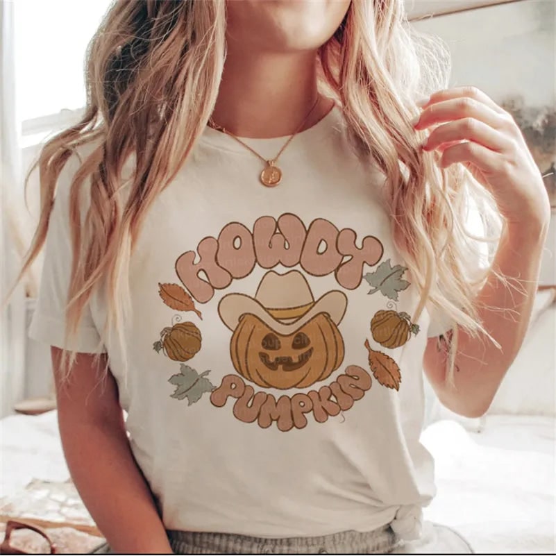 Maglietta donna casual Halloween retrò con grafica zucca sorridente, fantasma e pipistrelli. T-shirt autunnale a manica corta.
