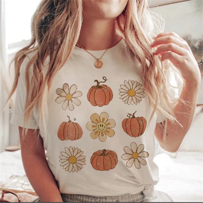 Maglietta donna festiva Halloween retrò con design zucca, fantasma e pipistrello. Abbigliamento autunnale casual a manica corta.