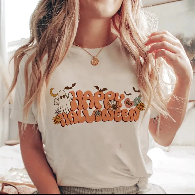 T-shirt donna autunnale grafica retrò Halloween: zucca intagliata, fantasmino simpatico e pipistrelli. Perfetta per look casual.