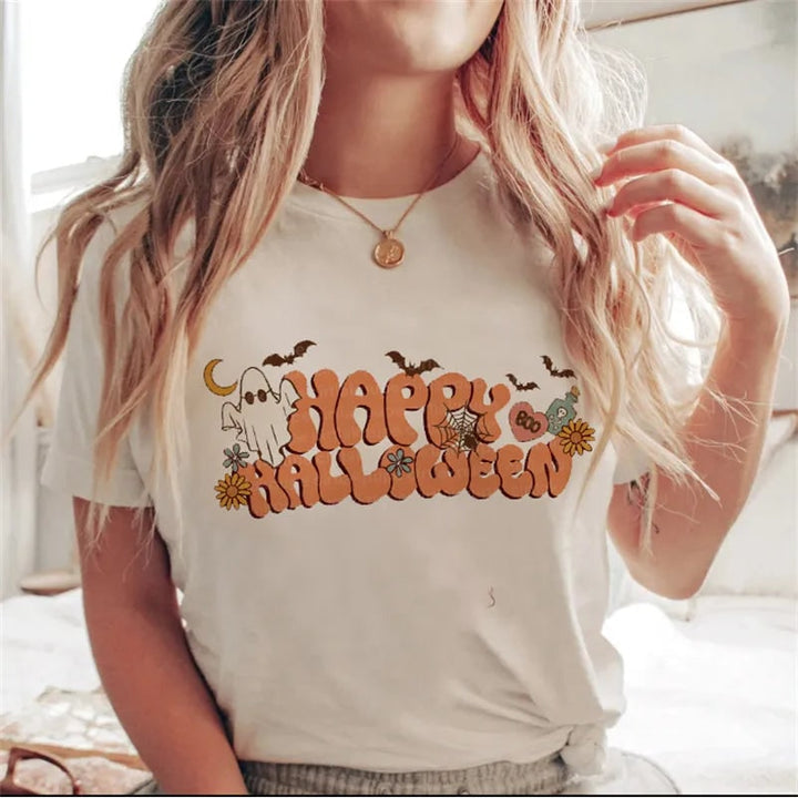 T-shirt donna autunnale grafica retrò Halloween: zucca intagliata, fantasmino simpatico e pipistrelli. Perfetta per look casual.