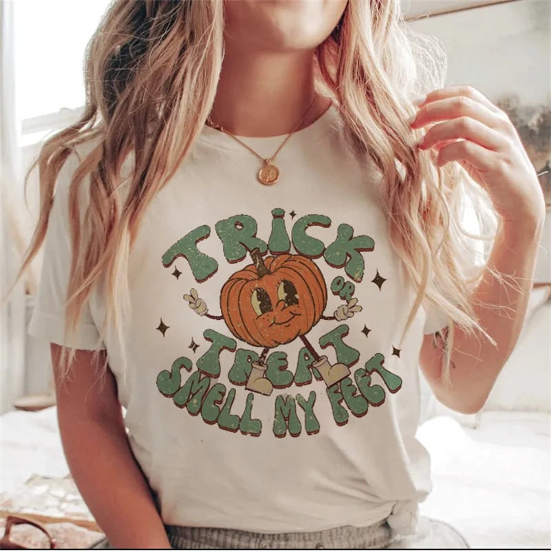 Maglietta donna con stampa grafica Halloween vintage: zucca, fantasma e pipistrelli. Ideale per festeggiare l'autunno casual.