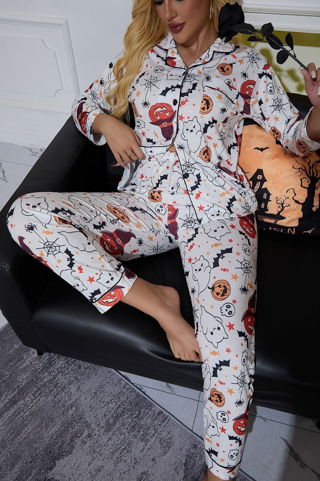Abbigliamento notte donna per Halloween: pigiama due pezzi con stampa fantasmi e zucche, massimo comfort.