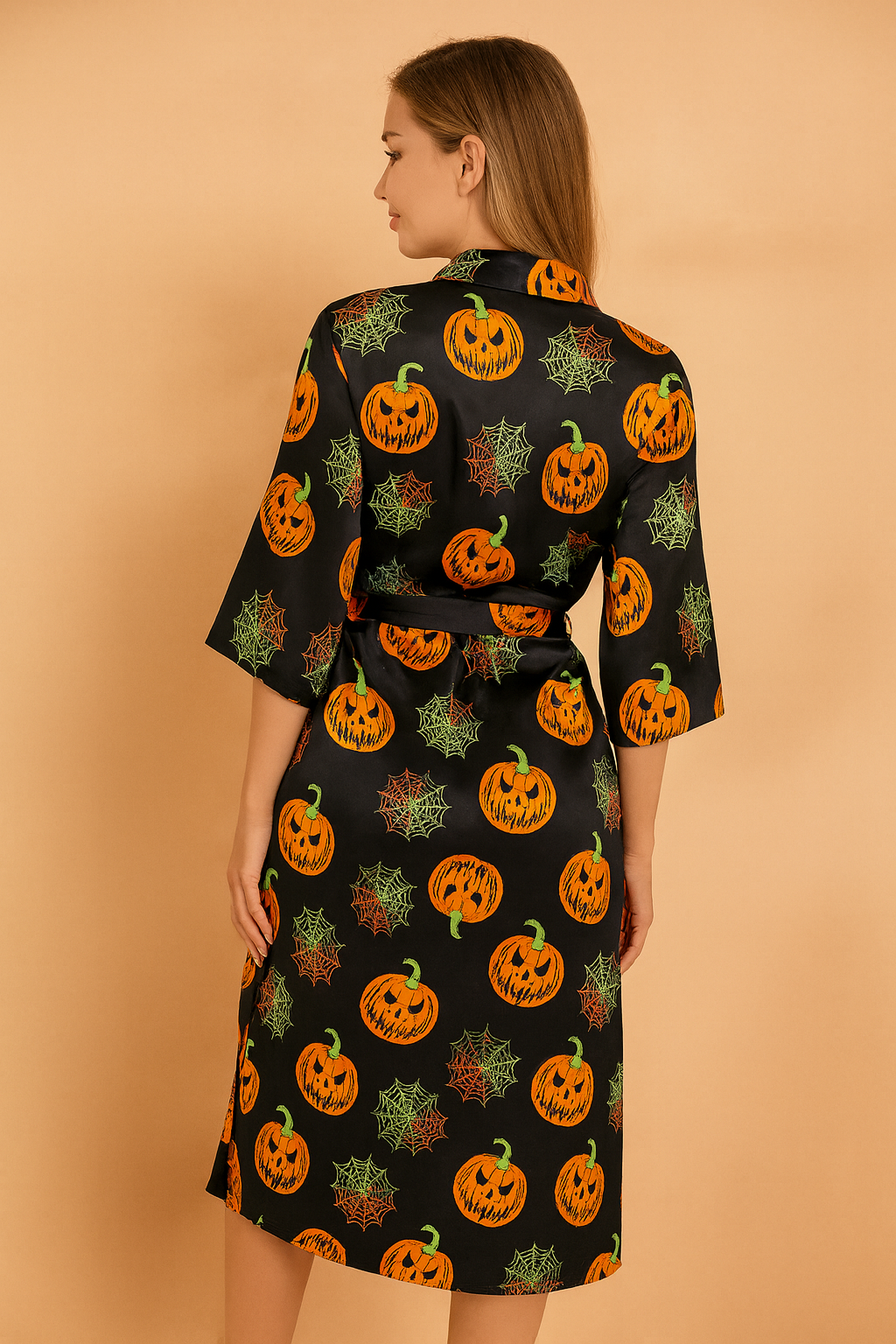 Elegante vestaglia midi da donna per Halloween, motivo zucche e ragnatele. Perfetto travestimento autunnale.