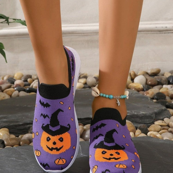 Comode scarpe slip-on donna viola, perfette per Halloween, con un divertente design di zucche e pipistrelli.