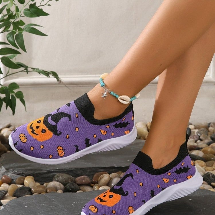 Scarpe festive slip-on donna con tema Halloween, caratterizzate da adorabili zucche e pipistrelli. Ideali per l'autunno.