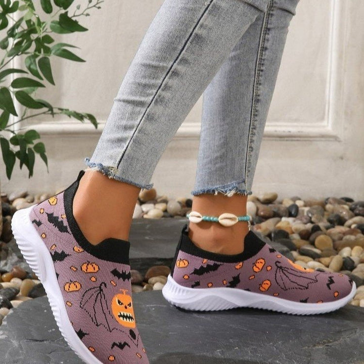 Scarpe moda slip-on da donna, perfette per Halloween. Il motivo zucca e pipistrello aggiunge un tocco festivo al comfort.