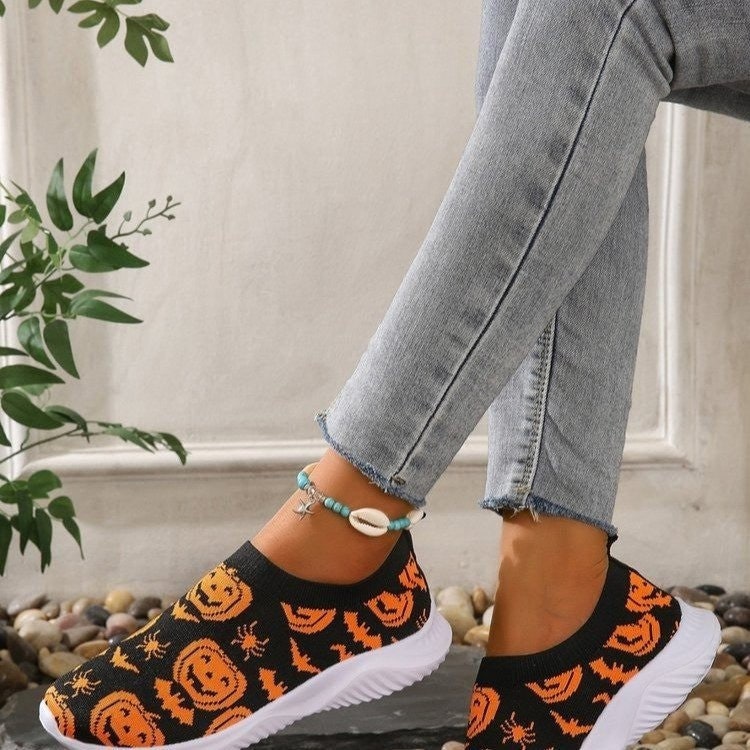 Scarpe slip-on donna Halloween con zucca spettrale, pipistrello e ragnatele. Perfette per comfort casual autunnale.