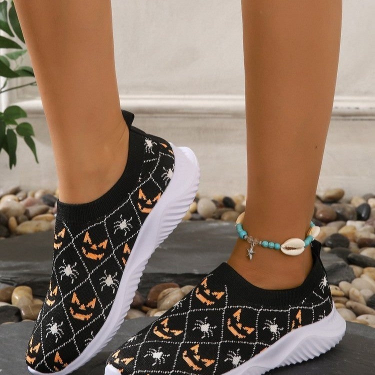 Moda donna autunnale: scarpe slip-on Halloween con design vivace di zucche e pipistrelli per un comfort festivo.