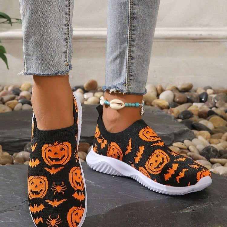 Scarpe slip-on donna casual per Halloween. Motivo zucca, pipistrello spettrale e ragno. Ideali per un look festivo.