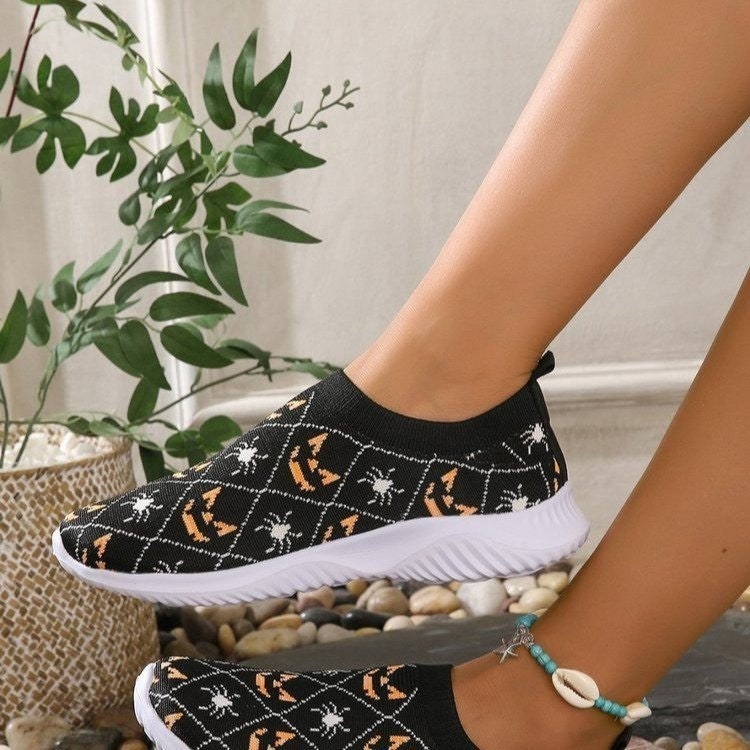 Comode scarpe slip-on donna per Halloween. Design autunnale con zucche, pipistrelli e ragnatele. Stile casual e moda.