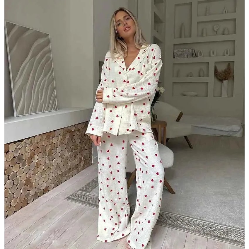Pigiama donna in cotone con stampa cuori, maniche lunghe e pantaloni, ideale per homewear e relax.