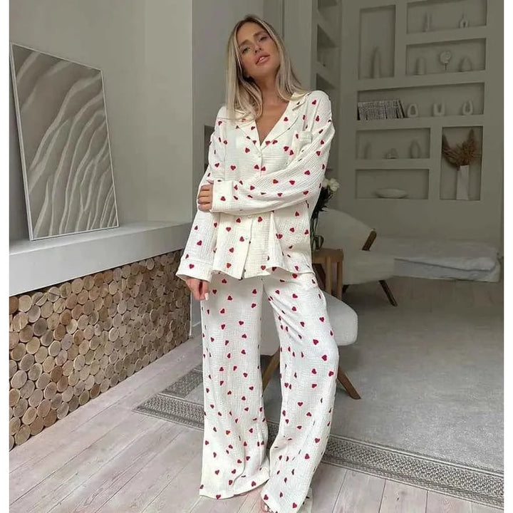 Pigiama donna in cotone con stampa cuori, maniche lunghe e pantaloni, ideale per homewear e relax.
