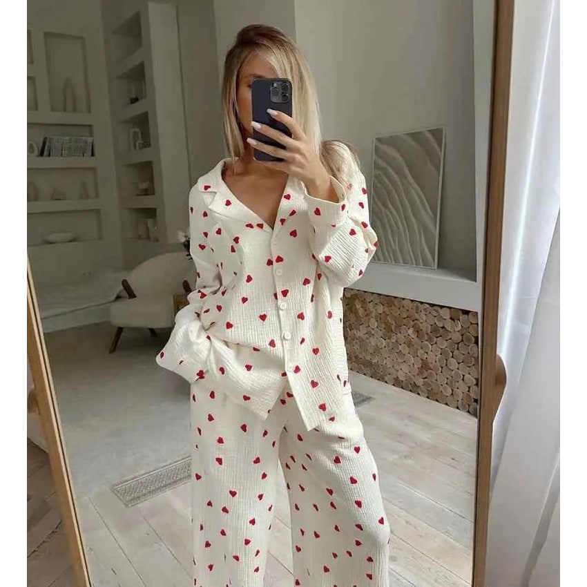 Loungewear donna a maniche lunghe in puro cotone, decorato con romantici cuori, per notti serene e comfort.