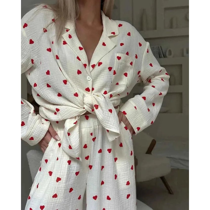 Pigiama donna con cuori in cotone a maniche lunghe, un set comodo per dormire e rilassarsi in casa.