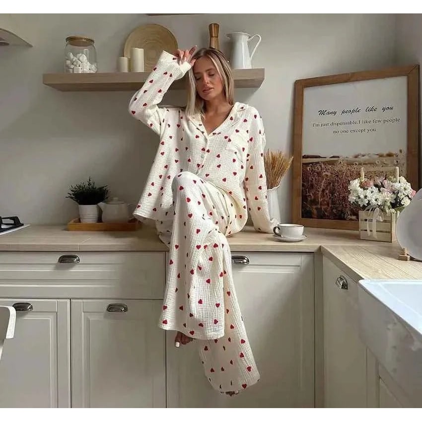 Set pigiama donna in morbido cotone con stampa a cuori stilizzati, completo di maglia e pantaloni lunghi.