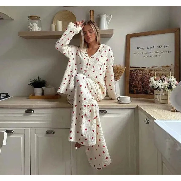 Set pigiama donna in morbido cotone con stampa a cuori stilizzati, completo di maglia e pantaloni lunghi.