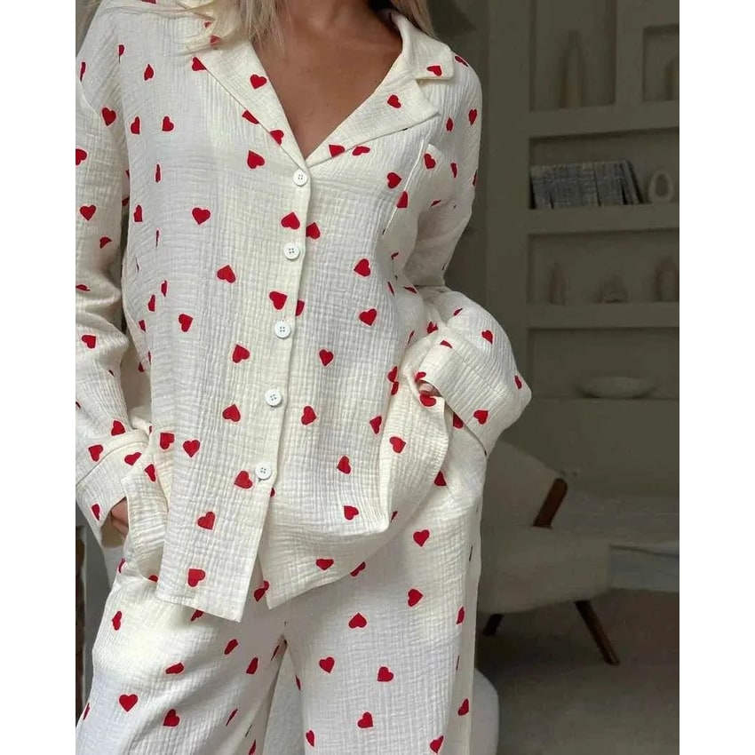 Sleepwear donna in cotone traspirante, con design a cuori, maniche lunghe, perfetto per il massimo comfort notturno.