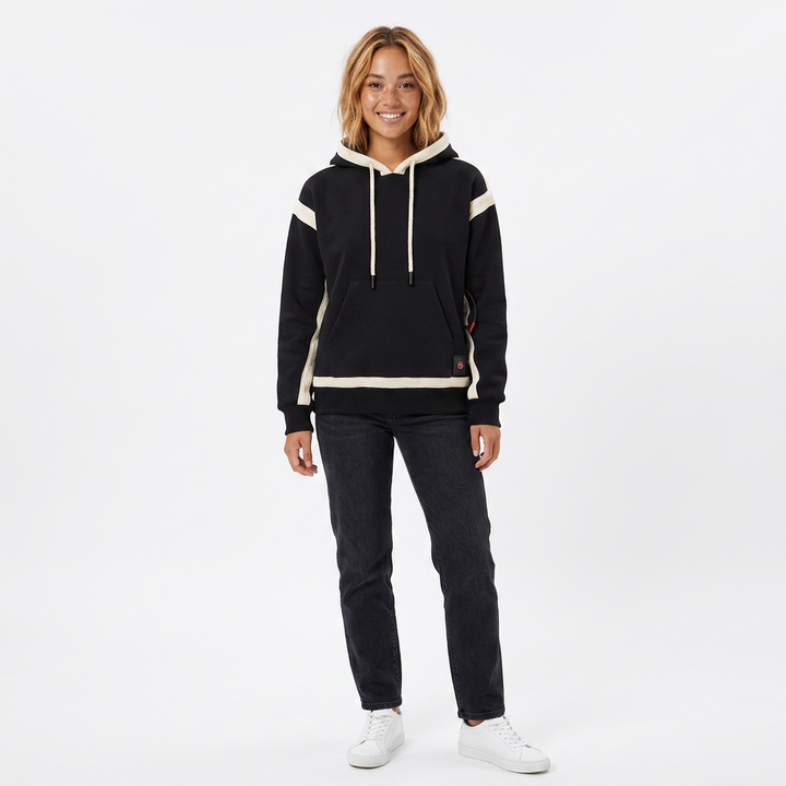 Donna con felpa riscaldata USB grigia durante escursione. Pullover riscaldato, ideale per avventure all'esterno in inverno.