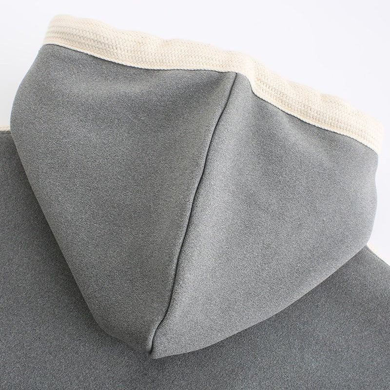 Primo piano connettore USB su felpa riscaldata donna. Calore portatile ricaricabile, essenziale per l'inverno e l'esterno.