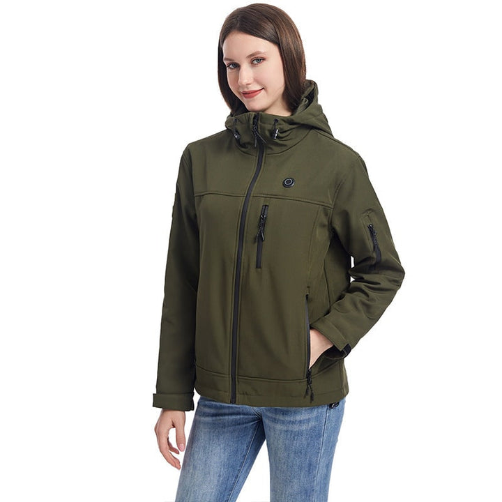 Donna che regola il cappuccio della giacca riscaldata invernale con zip completa, pronta per l'outdoor.