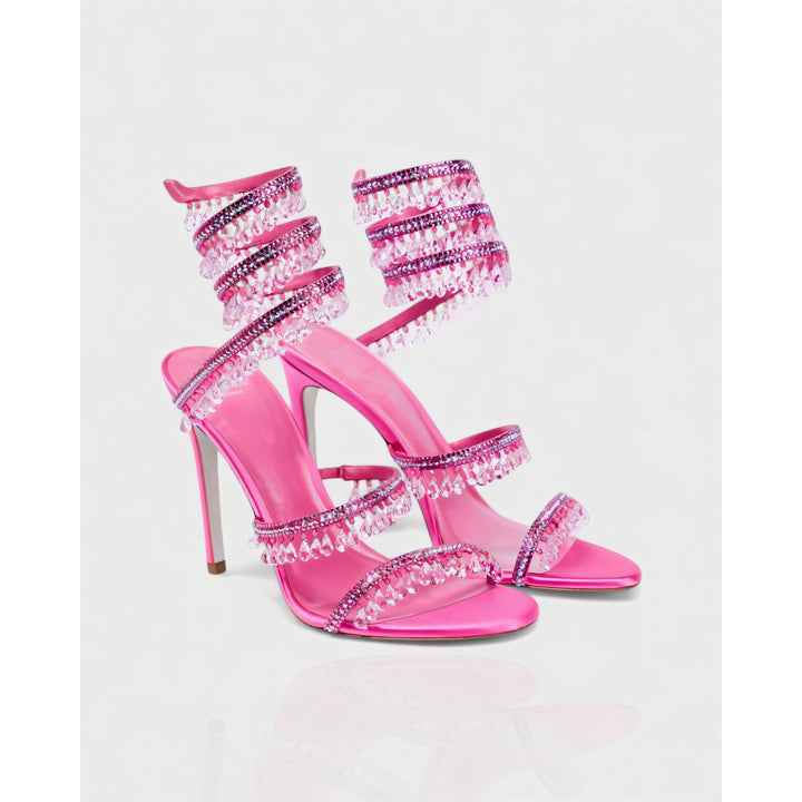 Dettaglio scarpe donna stiletto, nappe brillanti e fascia alla caviglia. Perfette per balli.