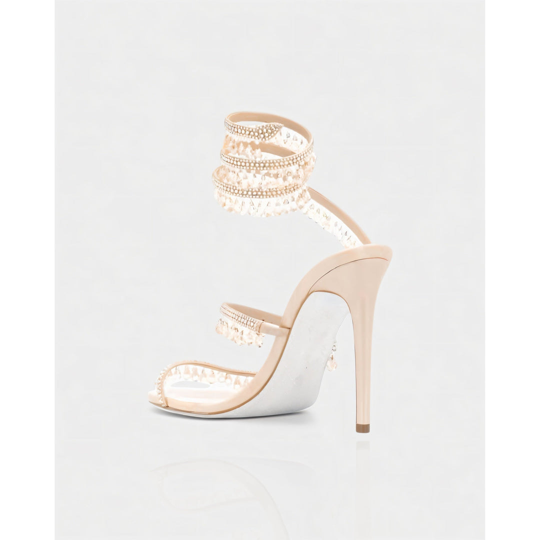 Moda donna: tacchi alti stiletto con nappe e cinturino alla caviglia. Scarpe scintillanti.