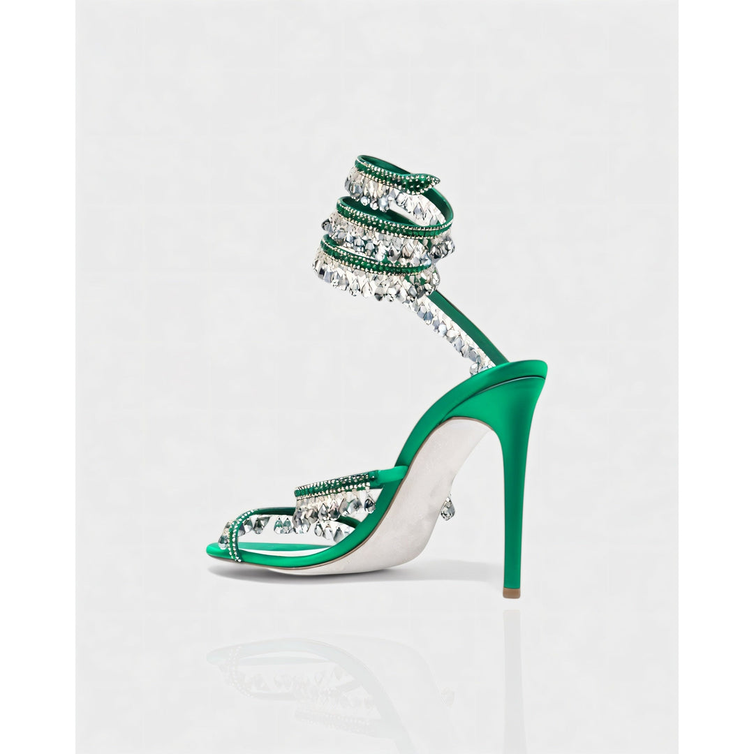 Dettaglio: nappe brillanti su stiletto donna con fascia alla caviglia. Glamour assicurato.