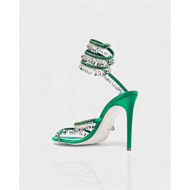 Dettaglio: nappe brillanti su stiletto donna con fascia alla caviglia. Glamour assicurato.