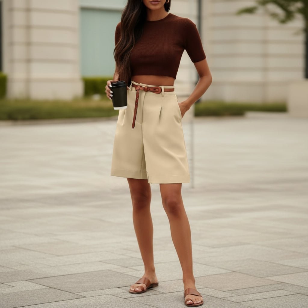 Pantaloncini bermuda donna vita alta con pieghe, gamba larga. Abbigliamento femminile versatile per l'ufficio.