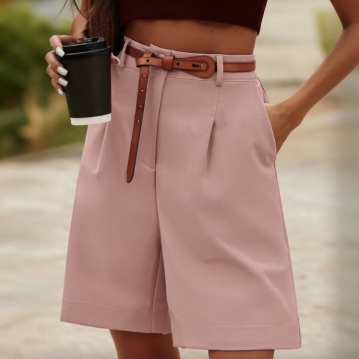 Moda estiva: bermuda donna pieghettati a vita alta, gamba larga. Versatili per ogni occasione estiva.