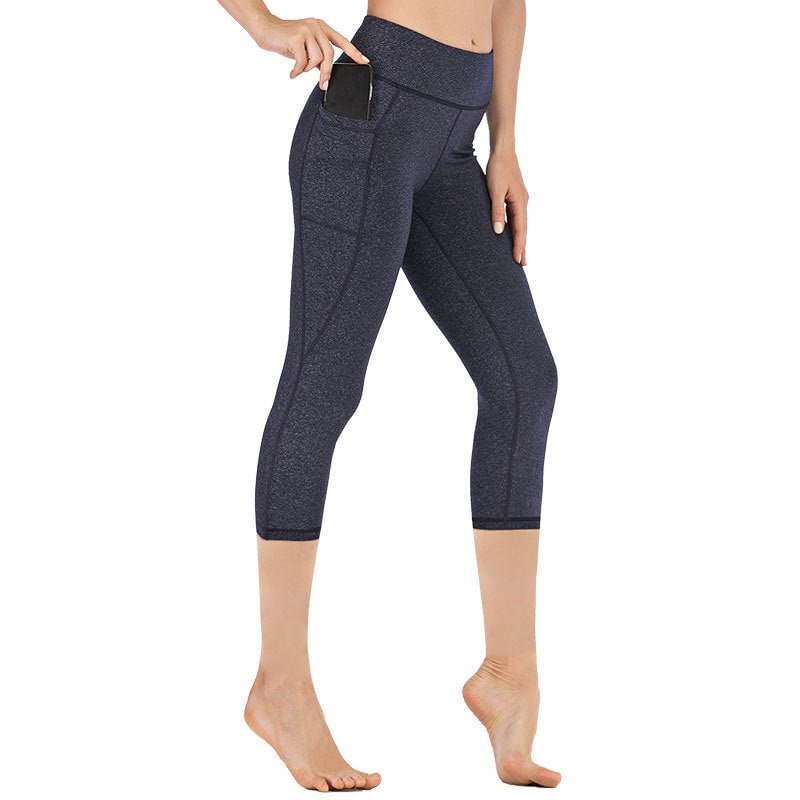 Leggings capri neri da donna a vita alta, con pratiche tasche per smartphone, ideali per fitness.