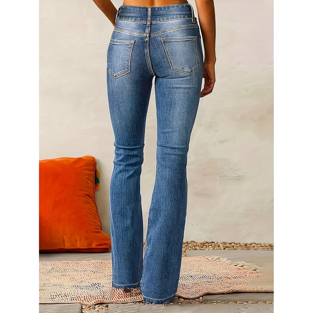 Pantaloni jeans svasati da donna, vita alta e doppio bottone, per un outfit femminile e di tendenza.