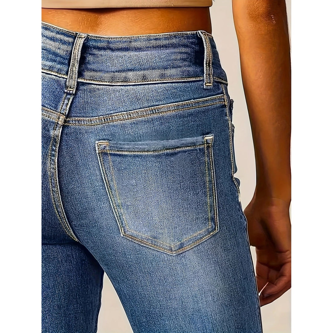 Jeans vita alta svasati da donna, con doppio bottone distintivo, look casual-chic.