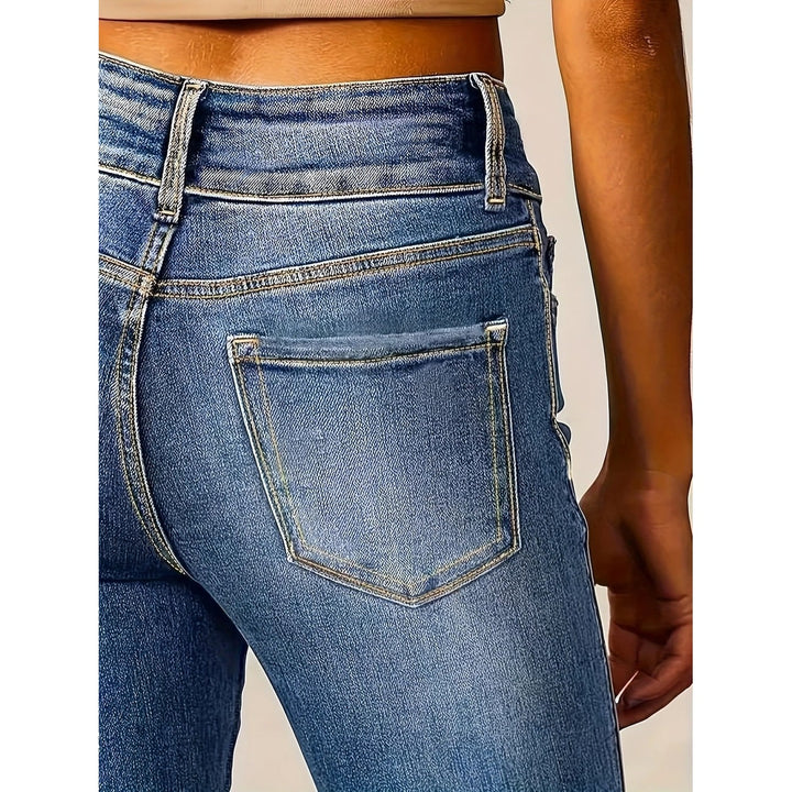 Jeans vita alta svasati da donna, con doppio bottone distintivo, look casual-chic.