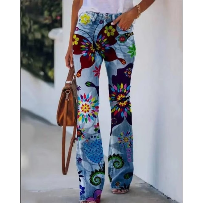 Jeans donna vita alta svasati con stampa floreale botanica. Un capo moda casual chic per la donna.