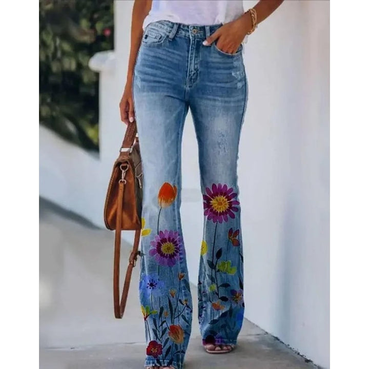 Jeans donna fantasia floreale botanica. Svasati, vita alta, ideali per un outfit casual chic estivo.