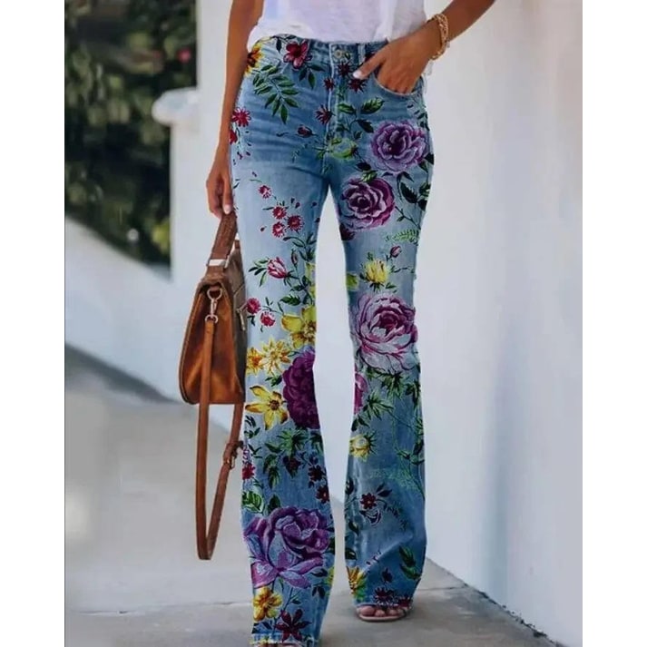 Jeans donna a vita alta svasati con un'originale fantasia floreale botanica. Nuova collezione moda.